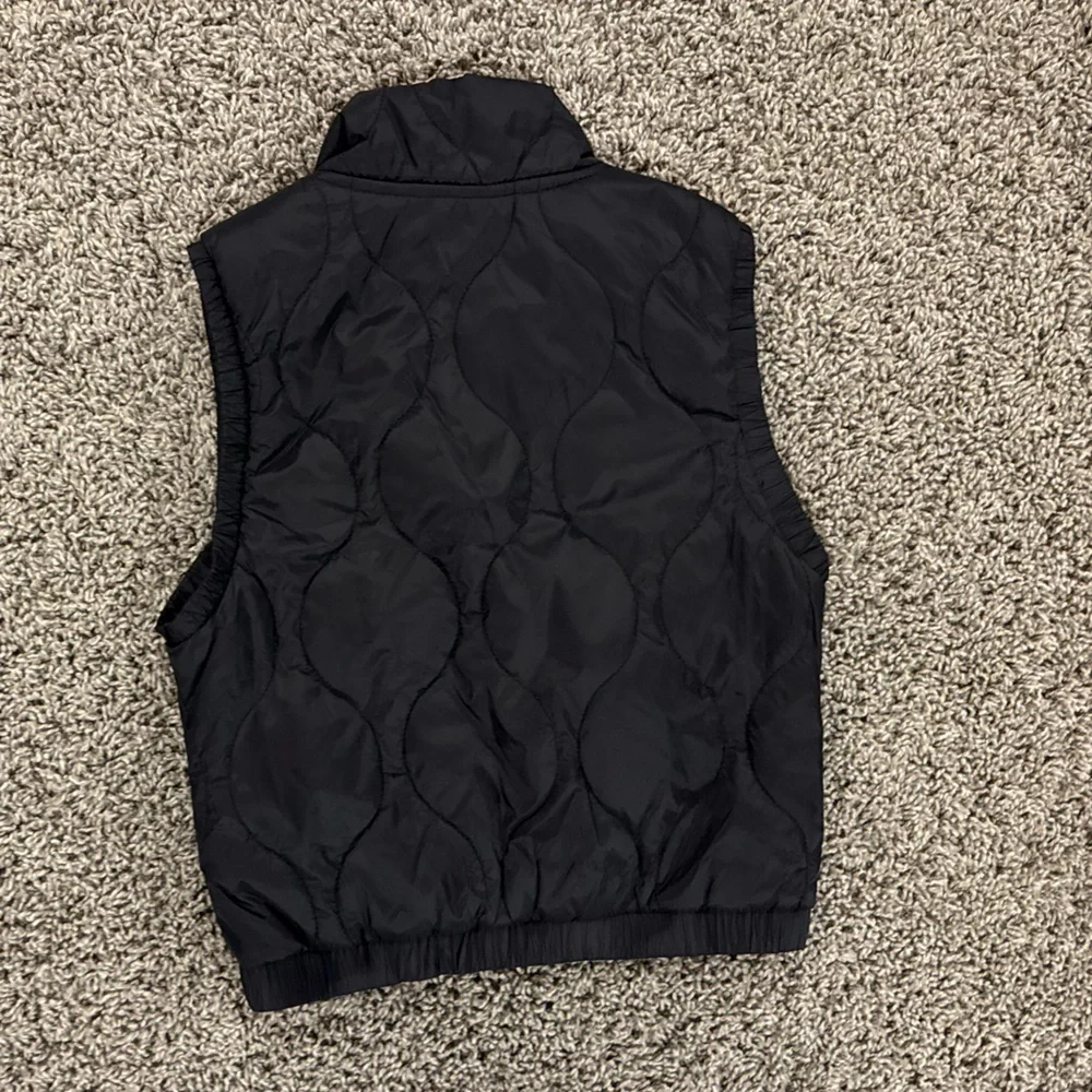 5/$25 Girls Old Navy Black Quilted Vest, size small 6-7